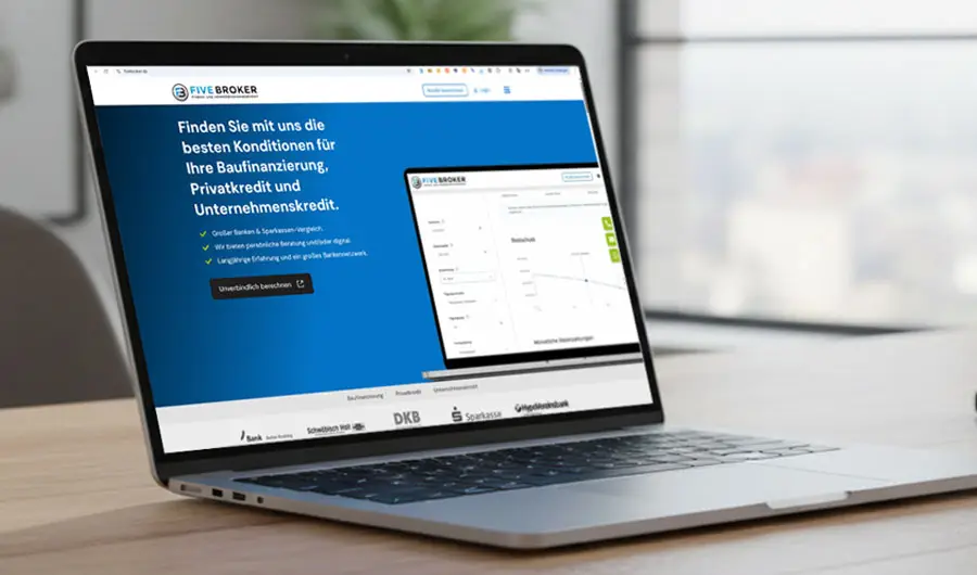 Laptop auf einem Schreibtisch, auf dem eine deutschsprachige Finanzdienstleistungs-Website mit blau-weißem Webdesign aus Winsen angezeigt wird.