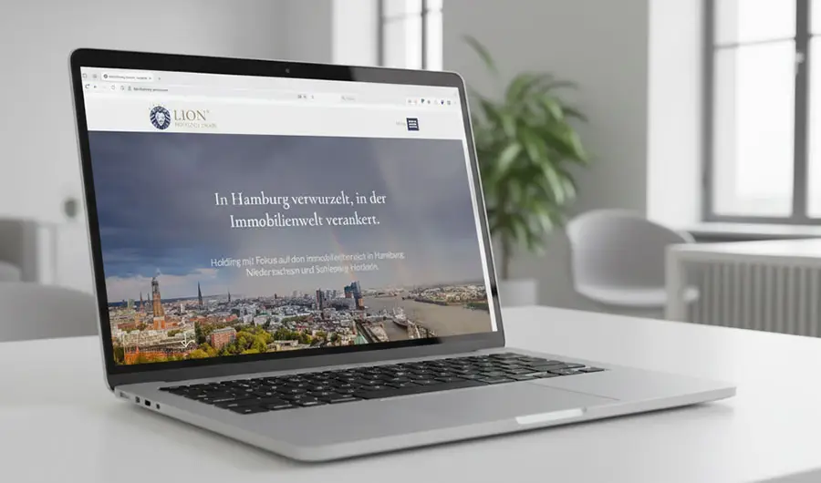 Ein Laptop auf einem Schreibtisch zeigt eine Hamburger Immobilien-Website in deutscher Sprache, mit Grafikdesign und einer Bürokulisse im Stadtbild.