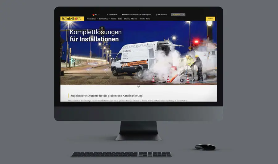 Auf einem Computermonitor wird eine Website angezeigt, auf der Arbeiter zu sehen sind, die nachts eine Straße in Harburg, Hamburg, reparieren.